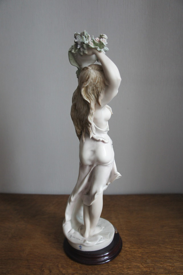 Девушка с корзиной цветов, Джузеппе Армани, статуэтка