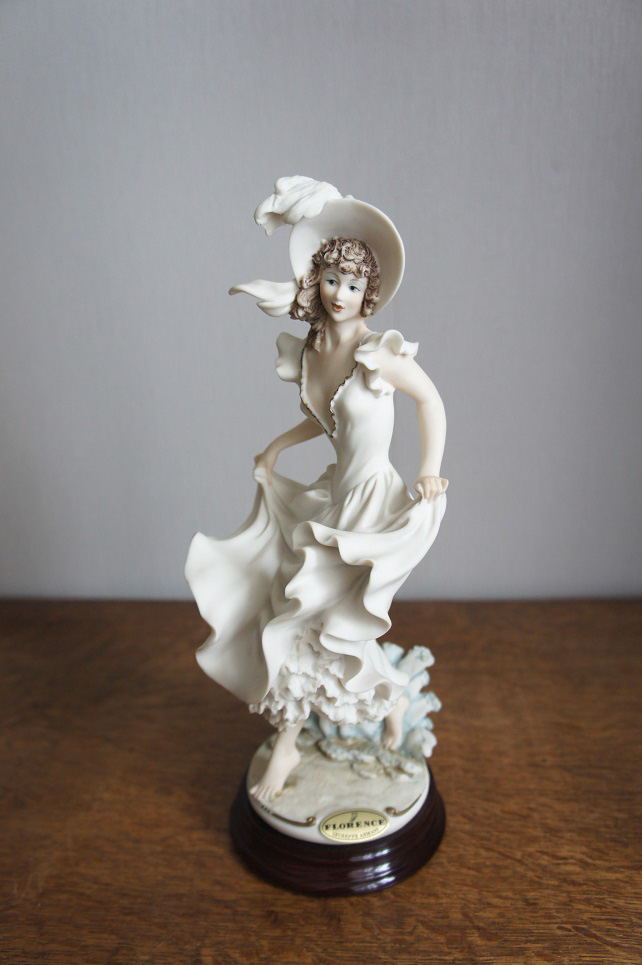 Девушка в белом на ветру, Джузеппе Армани, статуэтка