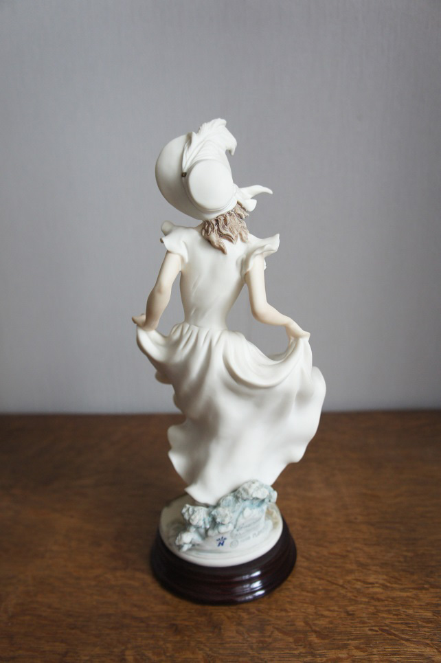 Девушка в белом на ветру, Giuseppe Armani, статуэтка