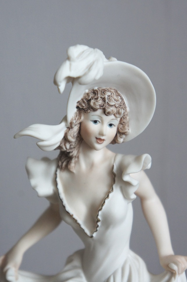 Девушка в белом на ветру, Giuseppe Armani, статуэтка