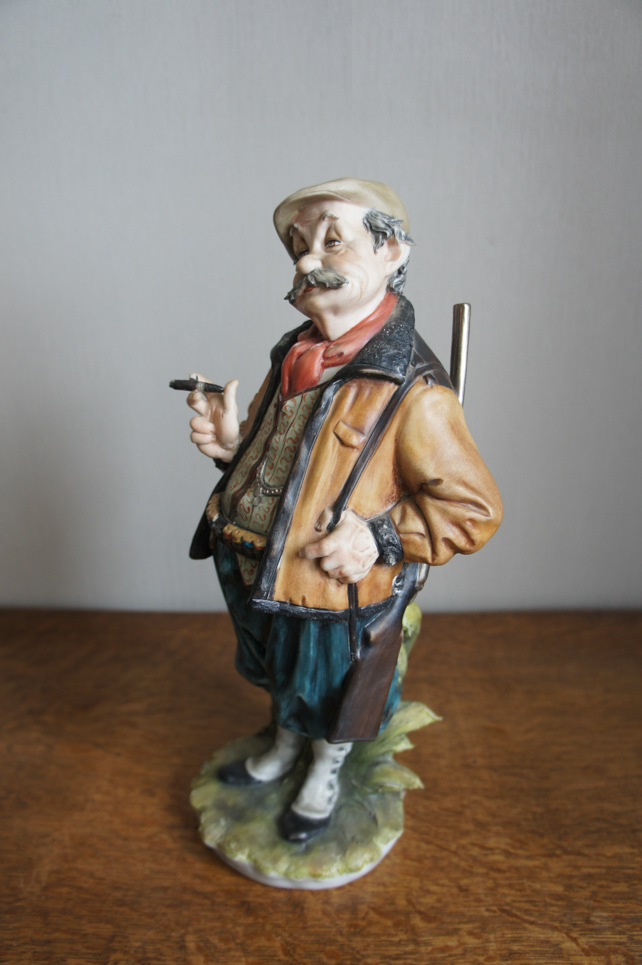 Усатый охотник, Tyche Bruno, Capodimonte, статуэтка