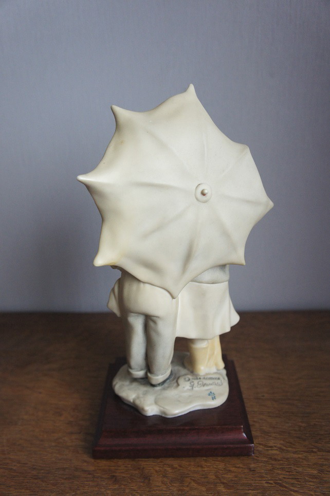 Детишки под зонтом, Джузеппе Армани, статуэтка