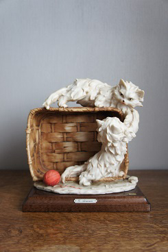Котята на плетеной корзинке, Giuseppe Armani, Florence, Capodimonte, статуэтка, KunstGalerie.ru