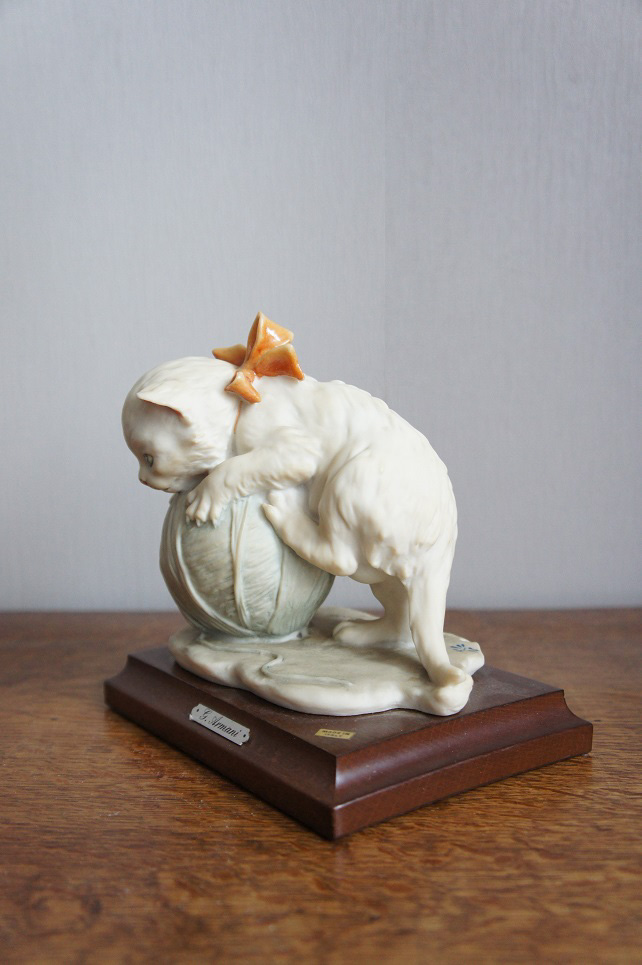 Котёнок с бантом на клубке, Джузеппе Армани, статуэтка