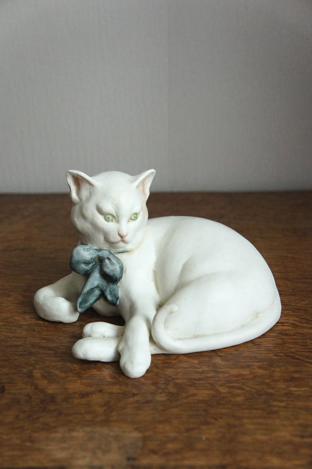 Белый кот с бантом, Джузеппе Каппе, Каподимонте, статуэтка