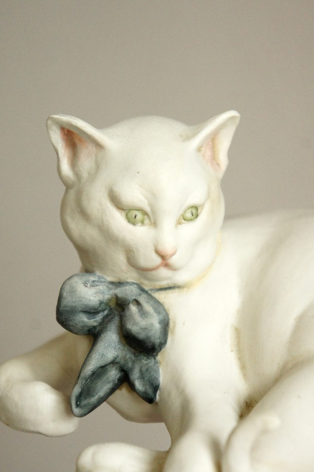 Белый кот с бантом, Джузеппе Каппе, Каподимонте, статуэтка