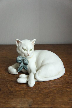 Белый кот с бантом, Джузеппе Каппе, Каподимонте, фарфоровые статуэтки. KunstGalerie