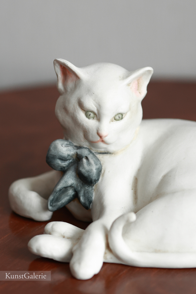 Белый кот с бантом, Giuseppe Cappe, Capodimonte, статуэтка