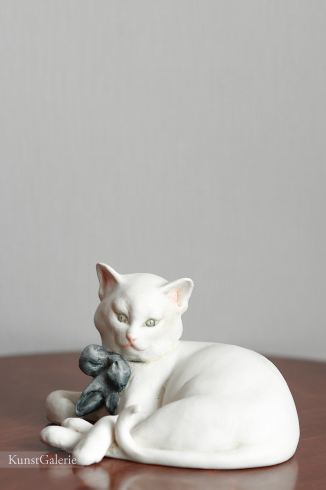 Белый кот с бантом, Giuseppe Cappe, Capodimonte, статуэтка