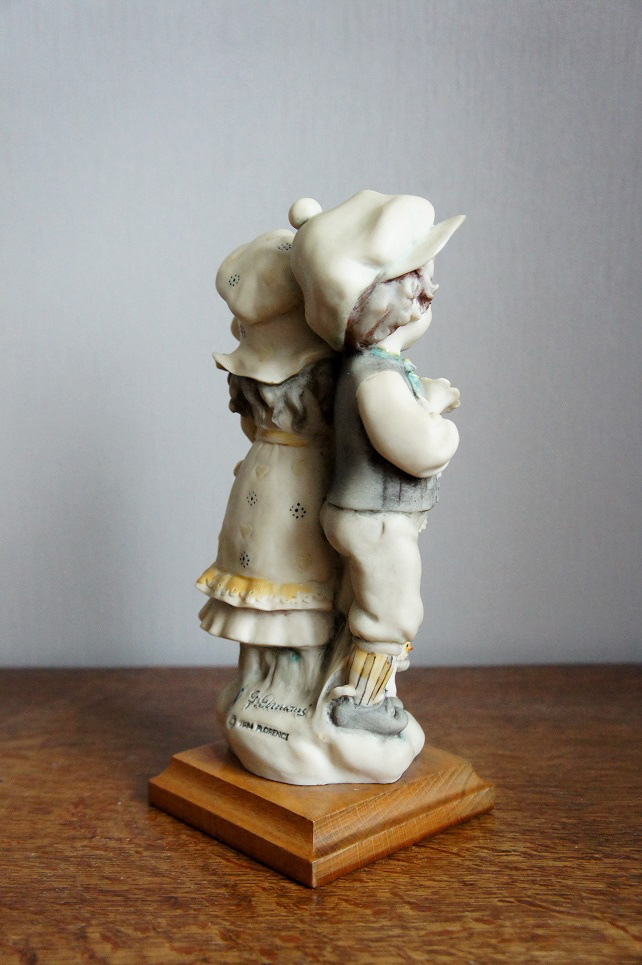 Застенчивые детишки, Джузеппе Армани, статуэтка