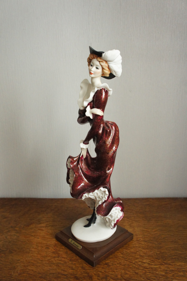 Дама в бордовом платье, Джузеппе Армани, статуэтка