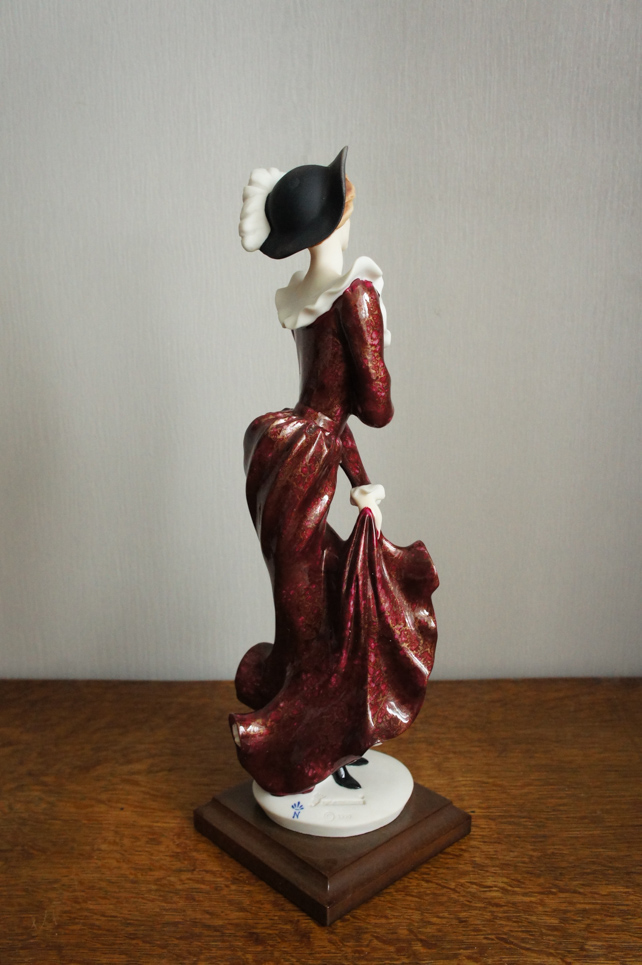 Дама в бордовом платье, Джузеппе Армани, статуэтка