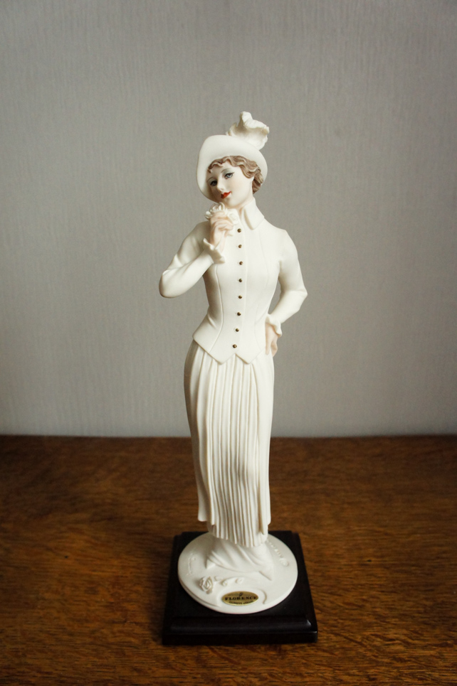 Сюзанна с розочкой в белом, Giuseppe Armani, статуэтка