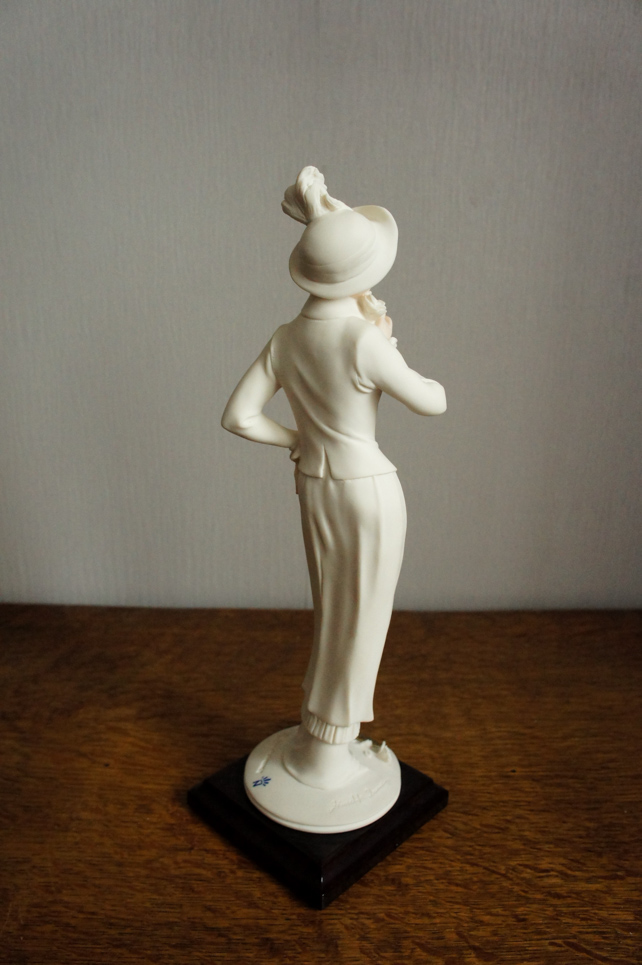 Сюзанна с розочкой в белом, Джузеппе Армани, статуэтка