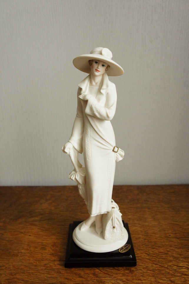 Девушка в шляпе с зонтом, Giuseppe Armani, статуэтка