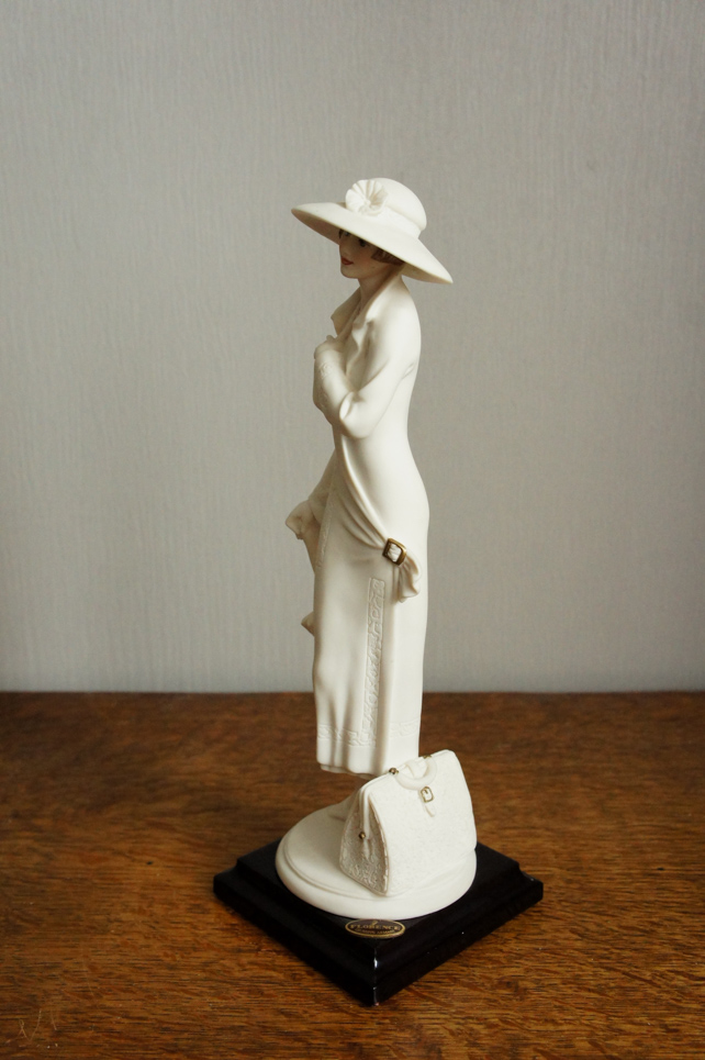 Девушка в шляпе с зонтом, Джузеппе Армани, статуэтка