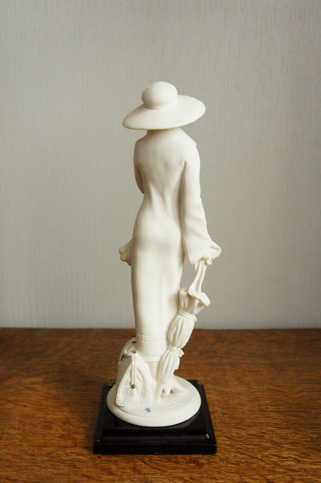 Девушка в шляпе с зонтом, Giuseppe Armani, статуэтка