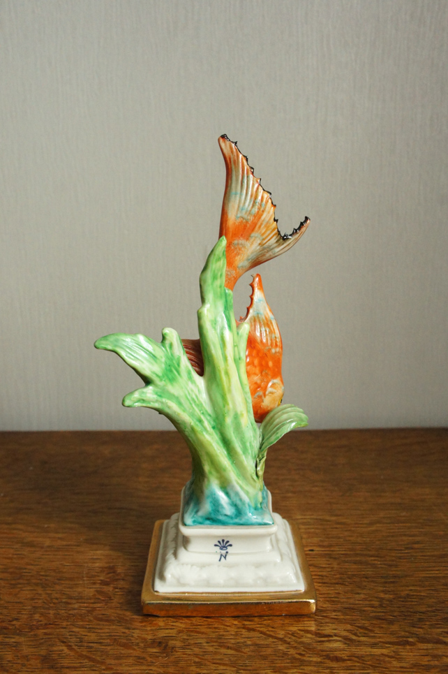 Красная рыбка в траве, Capodimonte, статуэтка