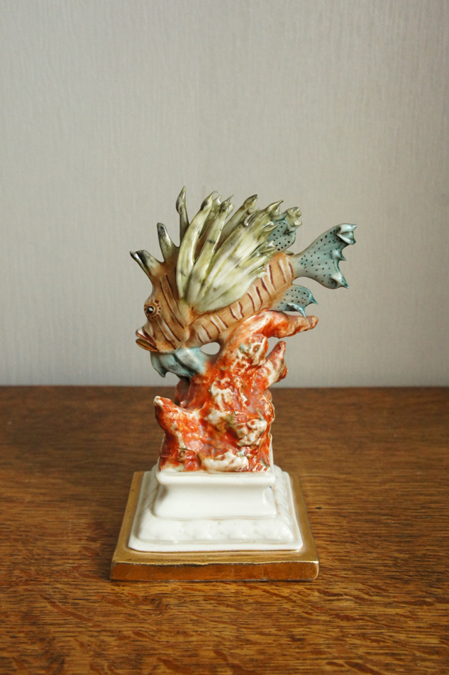 Рыбка на красном коралле, Capodimonte, статуэтка