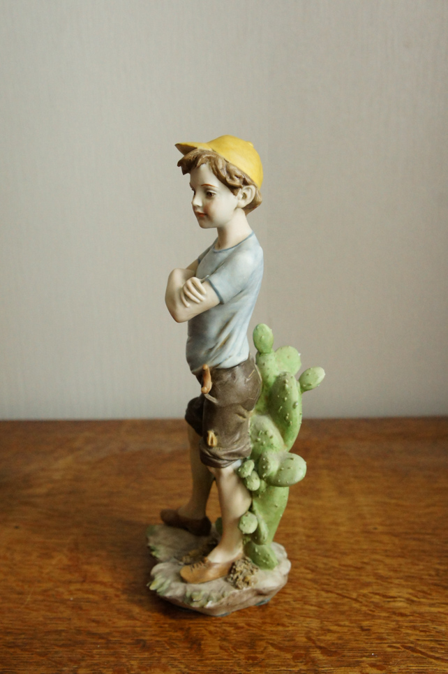 Юноша у кактуса, Бенаккио Луиджи , Каподимонте, статуэтка