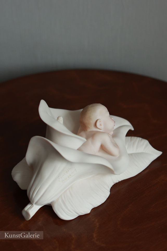 Младенец в белой лилии, Джузеппе Армани, статуэтка