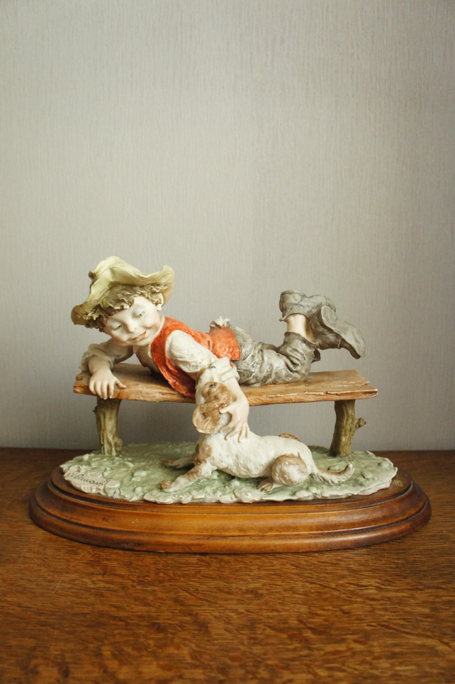 Мальчик на скамейке и пёс, Giuseppe Armani, статуэтка