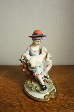 Девочка с барашком, Gianni Merlo, Каподимонте, фарфоровые статуэтки. KunstGalerie