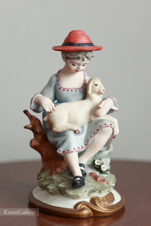 Девочка с барашком, Gianni Merlo, Capodimonte, фарфоровые статуэтки. KunstGalerie