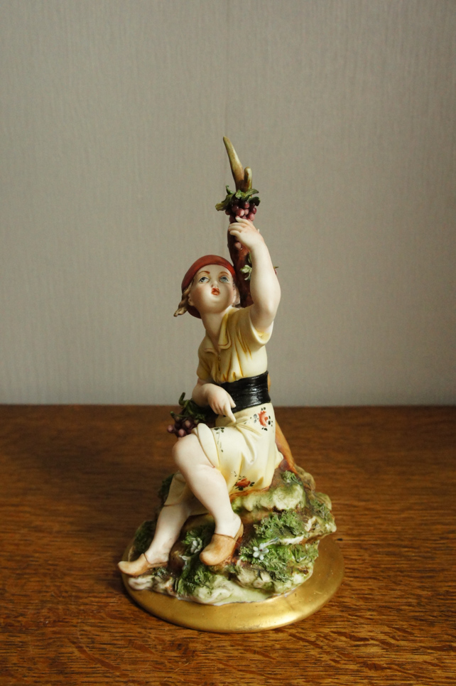 Девочка у дерева с виноградом, Jpa, Capodimonte, статуэтка