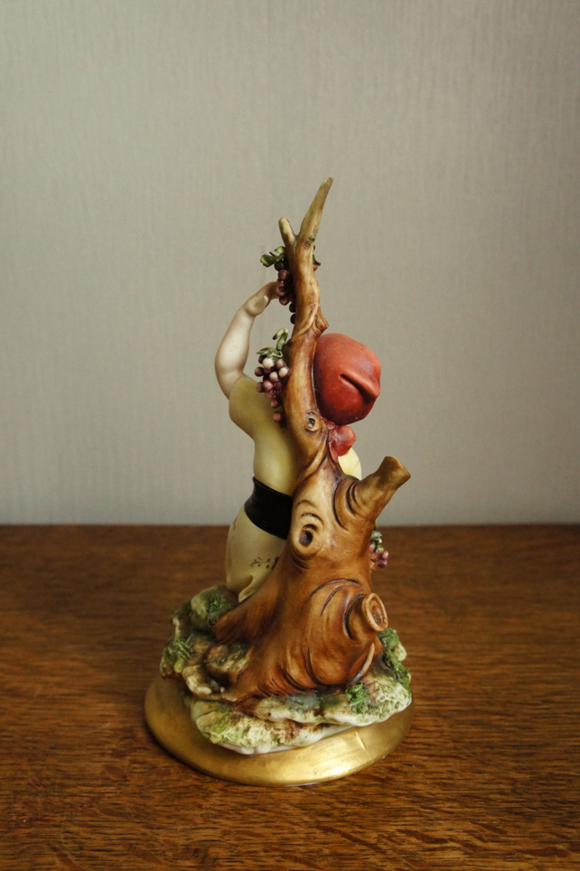 Девочка у дерева с виноградом, Jpa, Каподимонте, статуэтка