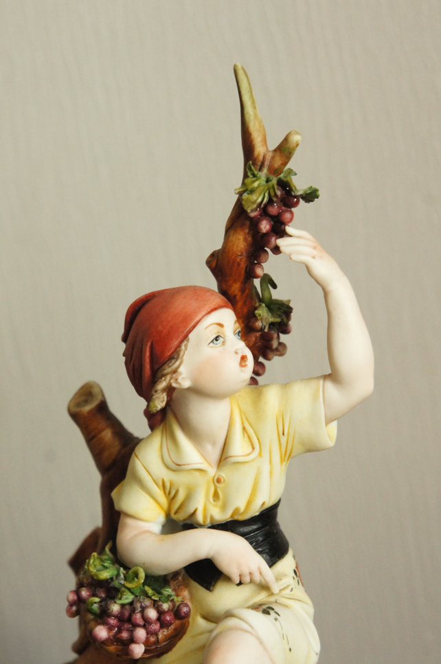Девочка у дерева с виноградом, Jpa, Каподимонте, статуэтка
