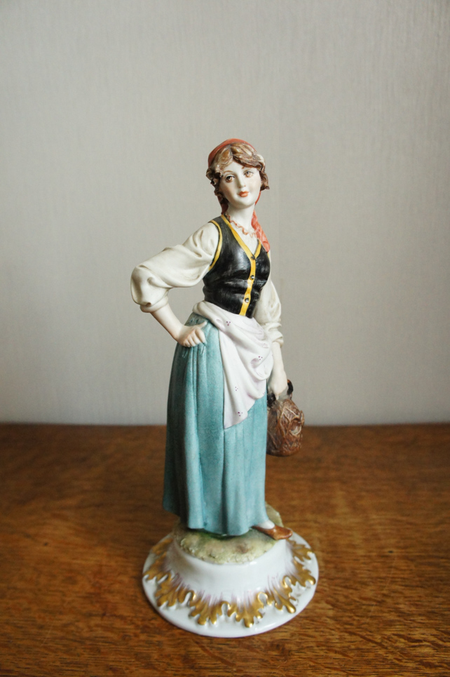 Девушка в красном платке, Tyche Tosca, Каподимонте, статуэтка