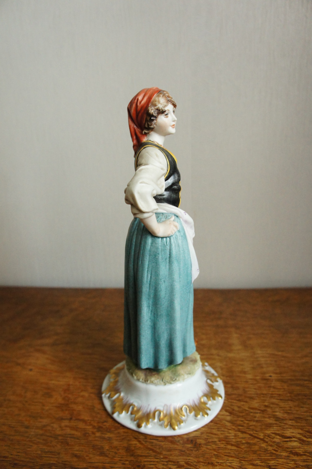 Девушка в красном платке, Tyche Tosca, Capodimonte, статуэтка
