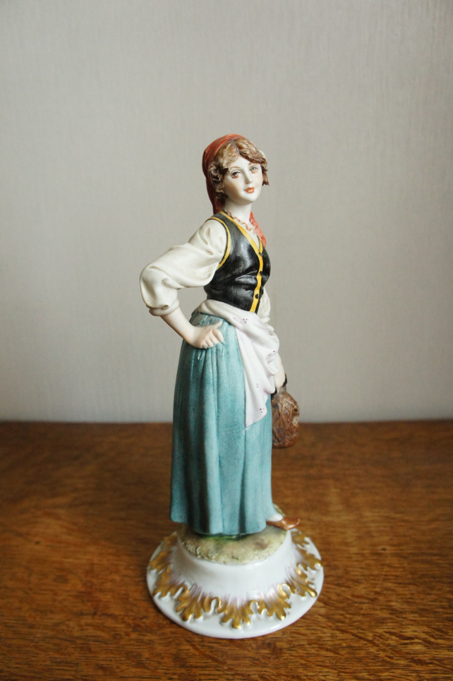 Девушка в красном платке, Tyche Tosca, Каподимонте, статуэтка