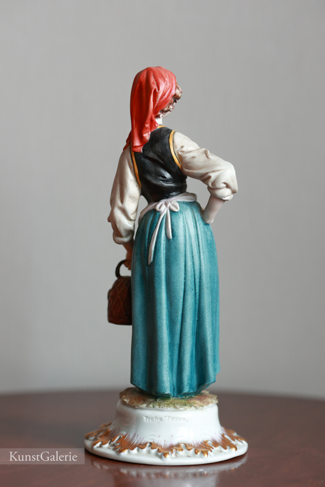 Девушка в красном платке, Tyche Tosca, Capodimonte, статуэтка