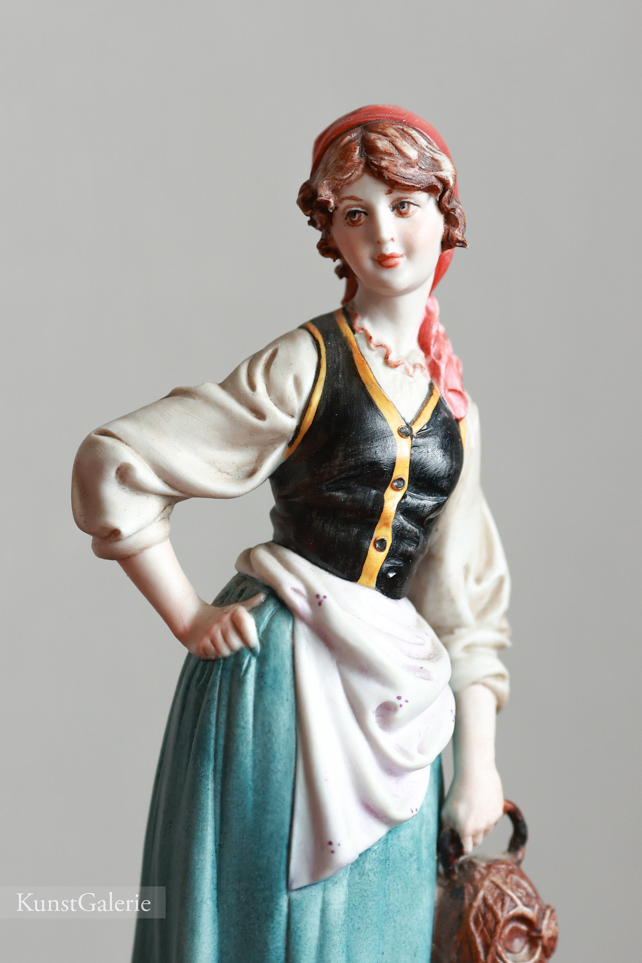 Девушка в красном платке, Tyche Tosca, Capodimonte, статуэтка