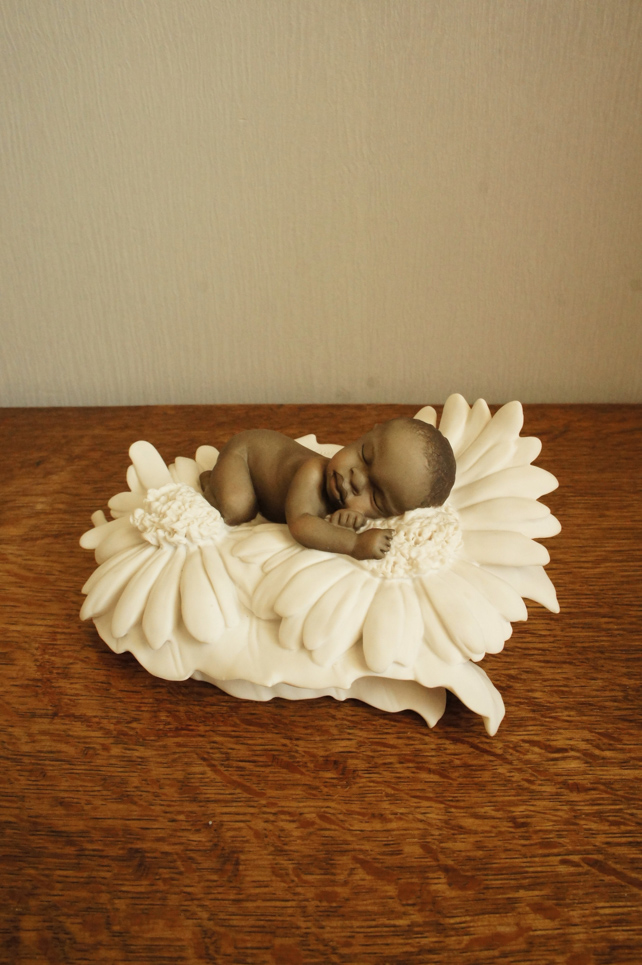 Младенец в ромашках, Джузеппе Армани, статуэтка