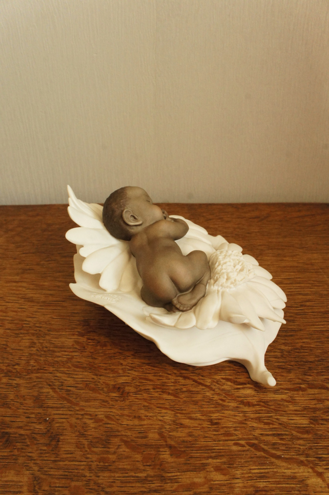 Младенец в ромашках, Джузеппе Армани, статуэтка