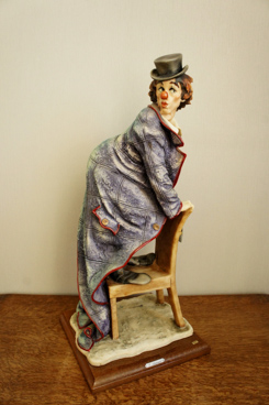 Клоун на стуле, Джузеппе Армани, Флоренс, Каподимонте, статуэтка, KunstGalerie.ru
