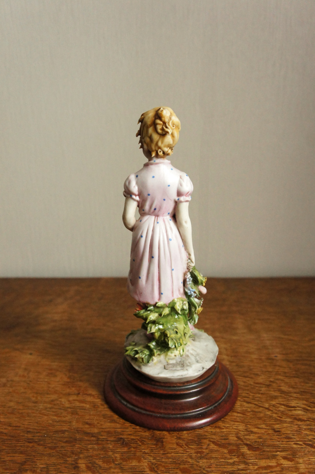 Девочка с букетом, Бенаккио Луиджи , Каподимонте, статуэтка