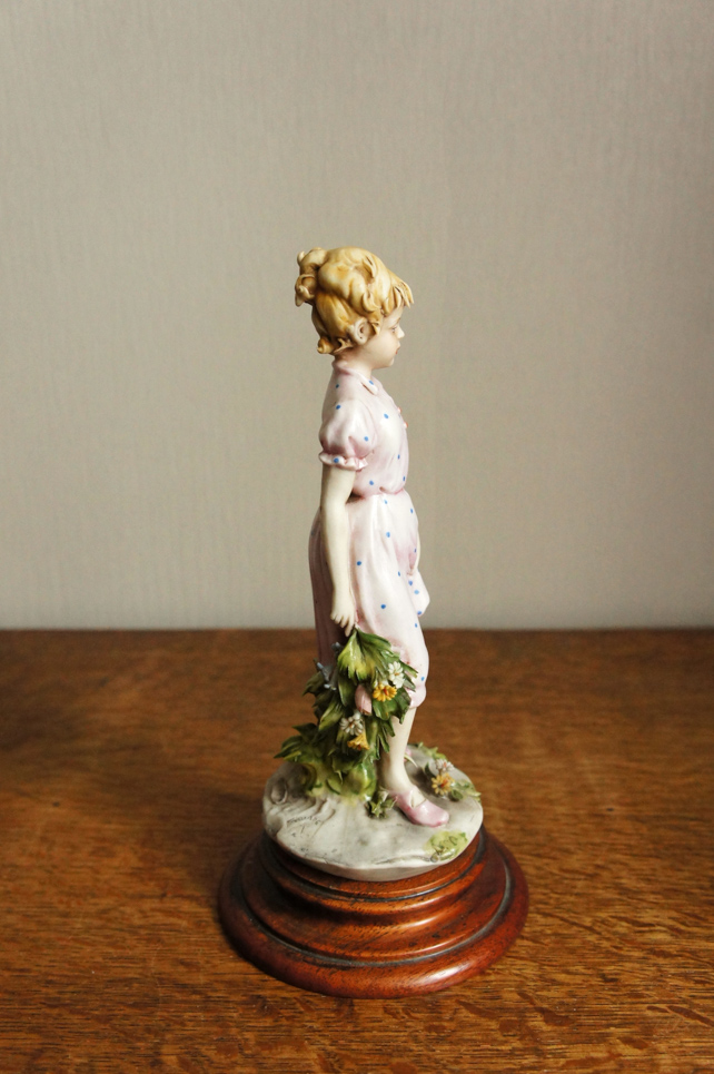 Девочка с букетом, Бенаккио Луиджи , Каподимонте, статуэтка