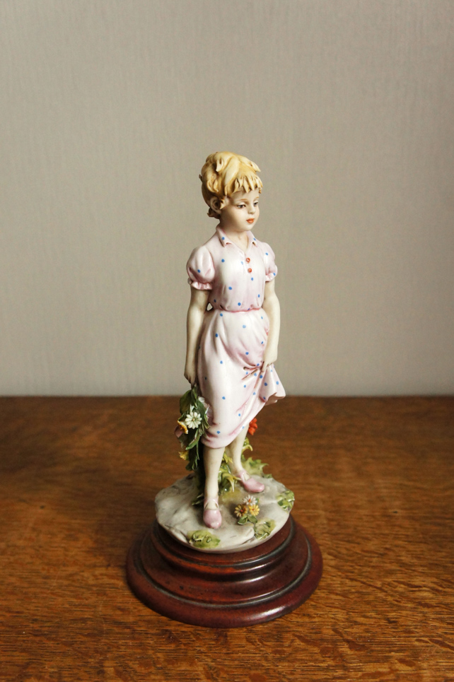Девочка с букетом, Luigi Giorgio Benacchio, Capodimonte, статуэтка
