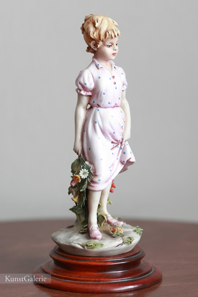 Девочка с букетом, Luigi Giorgio Benacchio, Capodimonte, статуэтка