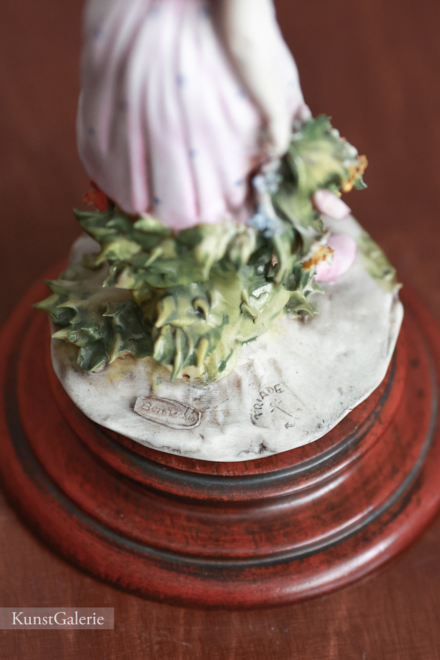 Девочка с букетом, Luigi Giorgio Benacchio, Capodimonte, статуэтка