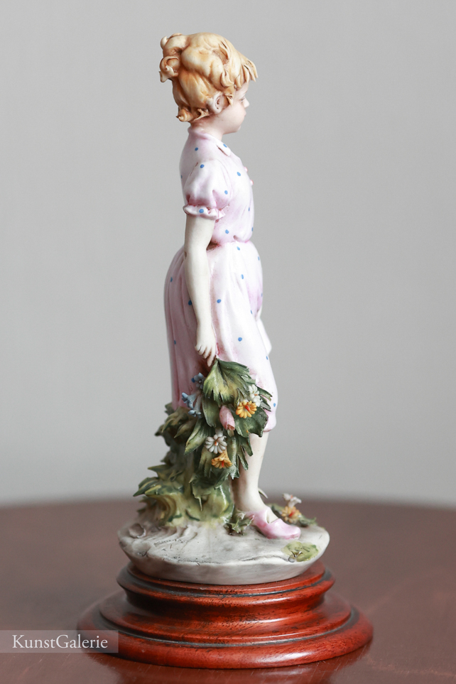 Девочка с букетом, Luigi Giorgio Benacchio, Capodimonte, статуэтка