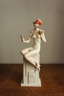 Девушка с зеркальцем, Giuseppe Armani, Florence, Capodimonte, статуэтка, KunstGalerie.ru