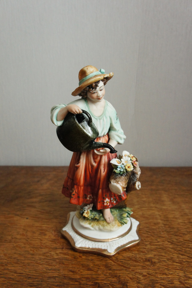 Девочка с лейкой и цветами, Luciano Cazzola, Каподимонте, статуэтка