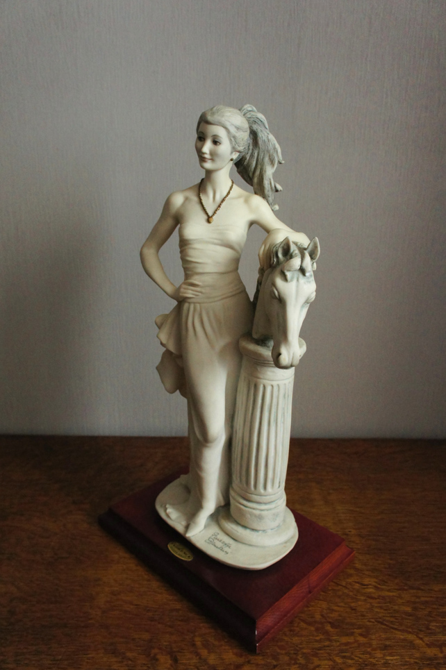 Лиза со скульптурой коня, Джузеппе Армани, Флоренс, статуэтка