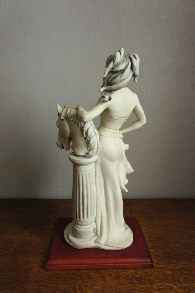 Лиза со скульптурой коня, Giuseppe Armani, Florence, статуэтка