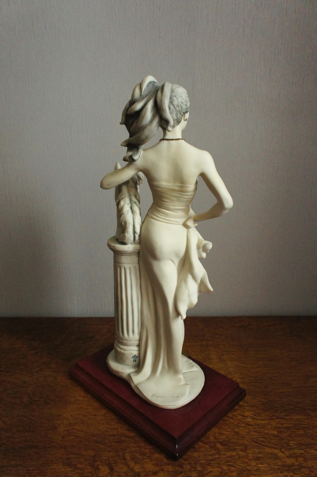 Лиза со скульптурой коня, Джузеппе Армани, Флоренс, статуэтка